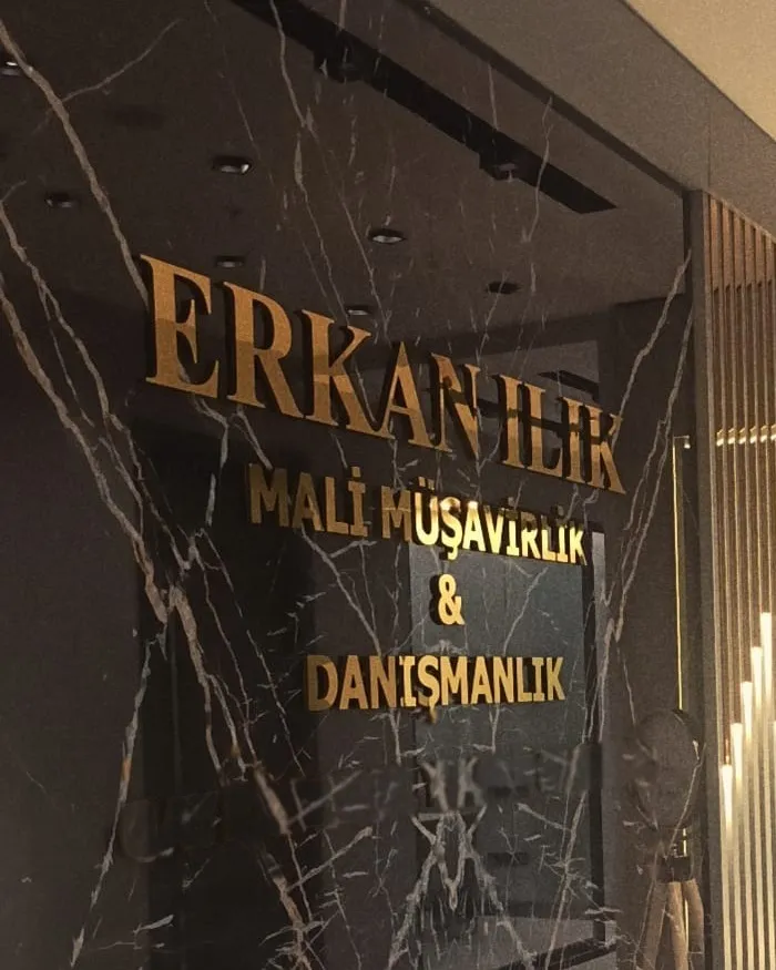 Erkan Ilık Mali Müşavirlik bürosunun mermer giriş duvarı